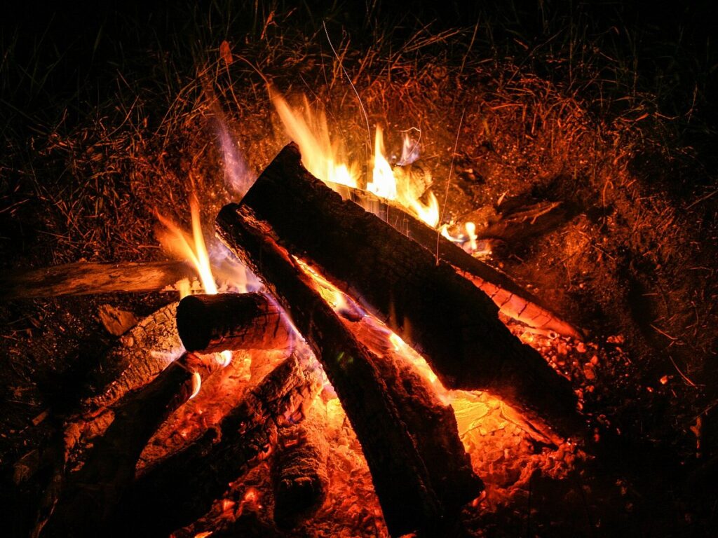 Lagerfeuer bei Nacht