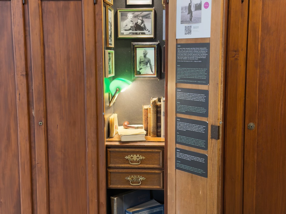 Alter Schreibtisch mit Büchern