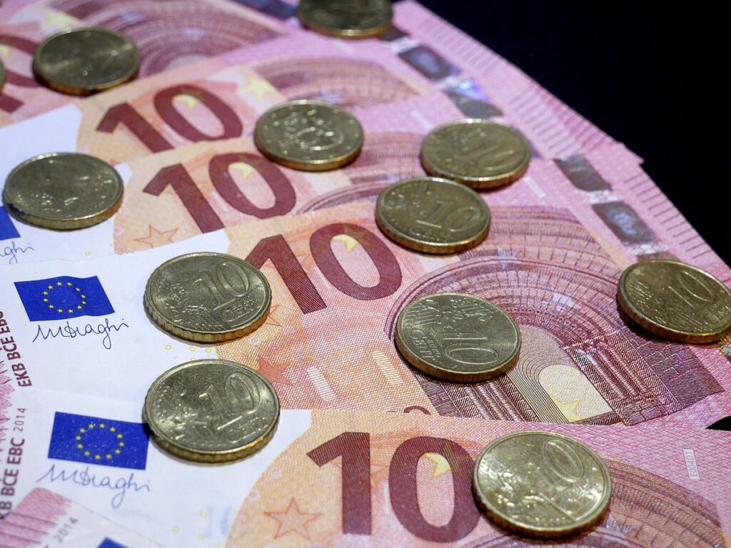 Euro-Scheine und Münzen