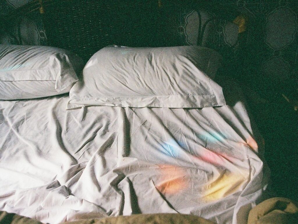 Bett im Morgenlicht