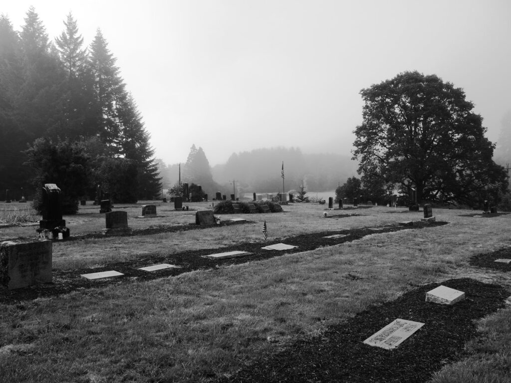 Grabsteine im Nebel