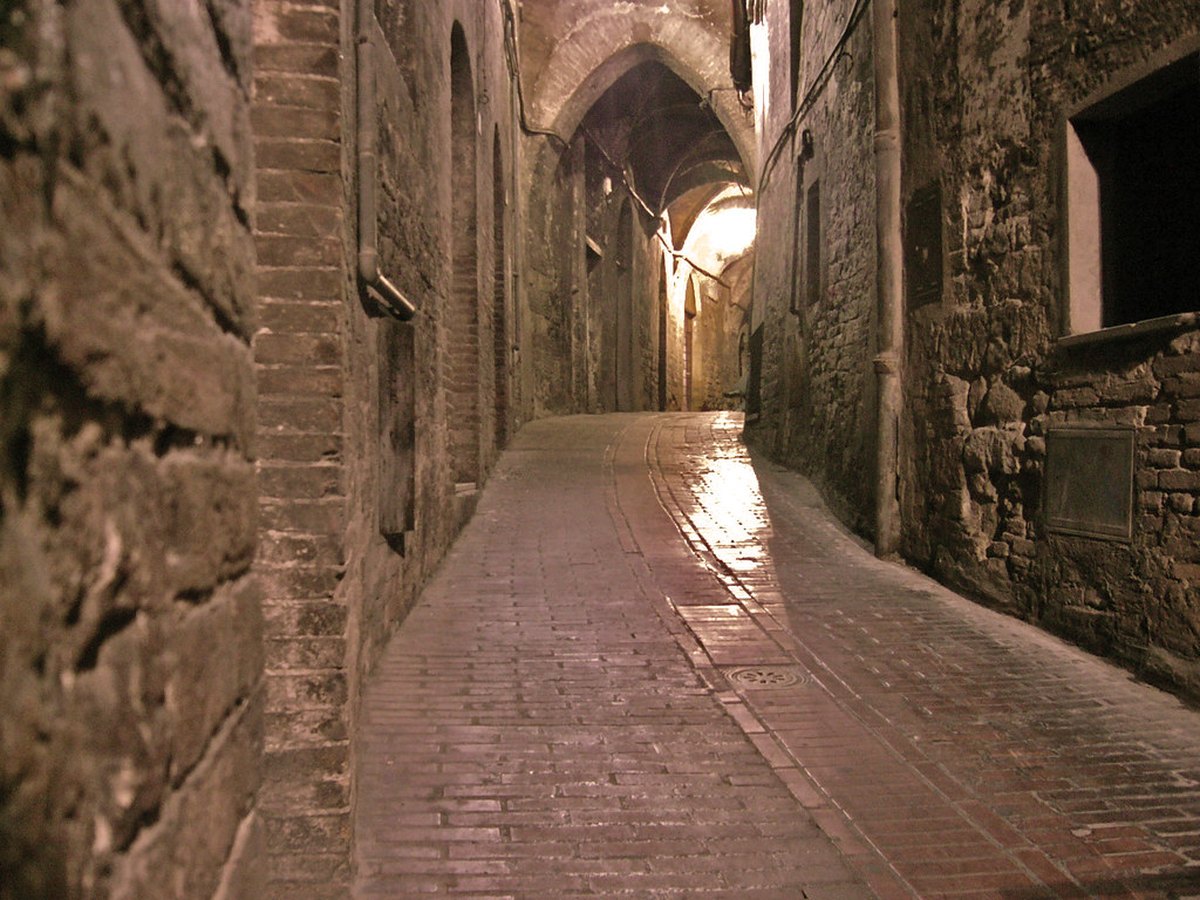Schmale Gasse bei Nacht