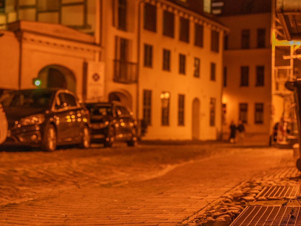 Dunkle Gasse bei Nacht
